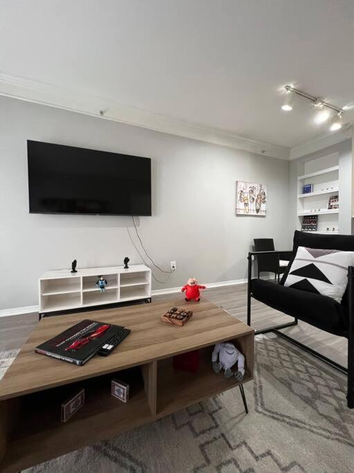 Apartment Stylish Midtown Spot *